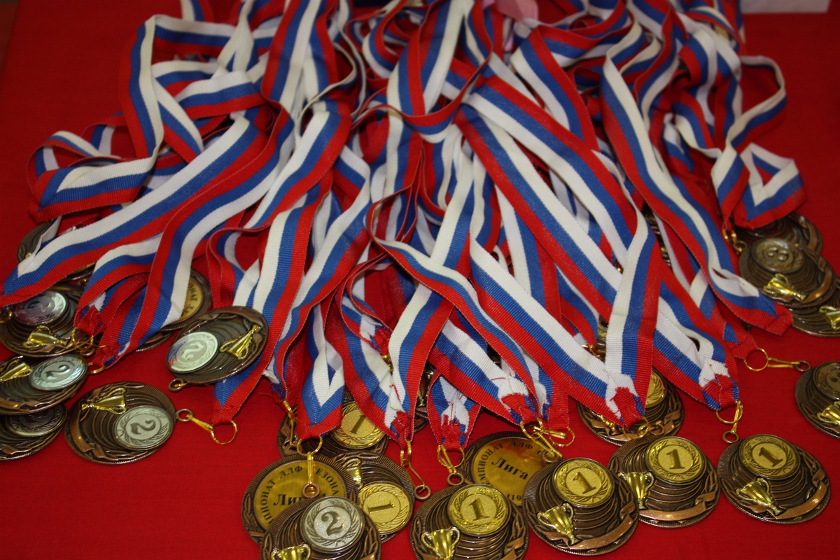 Большое награждение. Много медалей. Медали много медалей. Много медалей и кубков. Коллекция спортивных медалей.
